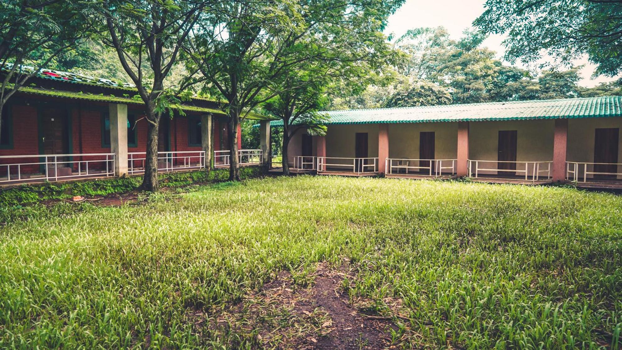 Whispering Peepul Resort バドラプル エクステリア 写真